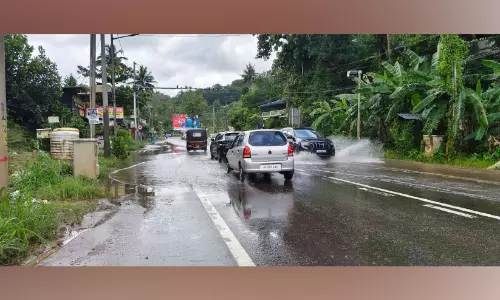 എം.സി റോഡിലെ വെള്ളക്കെട്ട്; യാത്രക്കാർ ദുരിതത്തിൽ