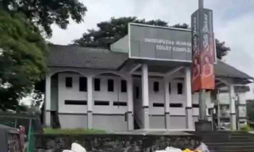 കണ്ണ് തുറക്കൂ അധികാരികളേ... ; ഇടുക്കി നഗരസഭ പ്രൈവറ്റ് ബസ് സ്റ്റാൻഡിലെ ടോയ്‍ലറ്റ് കോംപ്ലക്സ് നശിക്കുന്നു