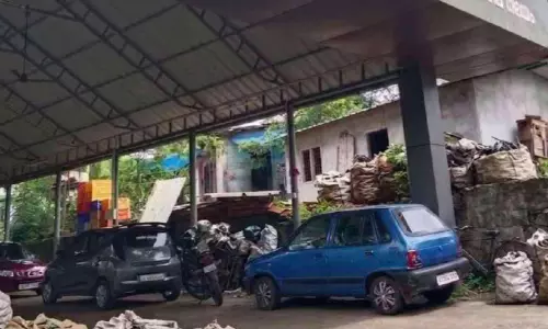 പൊന്‍കുന്നം ചിറക്കടവിൽ സാംസ്‌കാരിക നിലയത്തിന്‍റെ പേരിൽ വാഹന പാർക്കിങ്ങും ആക്രിസംഭരണവും