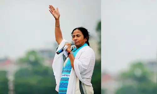 മമത ഡൽഹിയിൽ, പാർട്ടി പിളർപ്പിൽ; കൂട്ടരാജി ഭീഷണി മുഴക്കി തൃണമൂൽ എം.പിമാർ