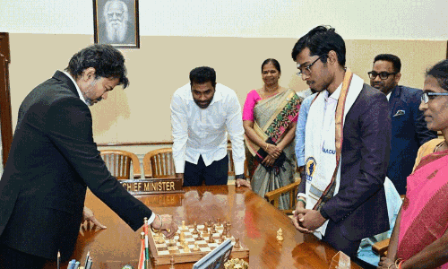 ഗ്രാൻഡ്മാസ്റ്റർ പ്രഗ്നാനന്ദക്കൊപ്പം ചെസ്സ് കളിച്ച് തമിഴ്‌നാട് മുഖ്യമന്ത്രി വിജയ്