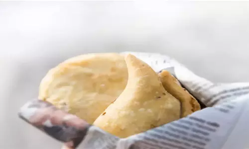 ഭക്ഷണം പൊതിയാൻ ഇനി പത്രങ്ങൾ വേണ്ട; നിർദ്ദേശവുമായി ഭക്ഷ്യ സുരക്ഷാ അതോറിറ്റി ഭക്ഷണം പൊതിയാൻ ഇനി പത്രങ്ങൾ വേണ്ട; നിർദ്ദേശവുമായി ഭക്ഷ്യ സുരക്ഷാ അതോറിറ്റി
