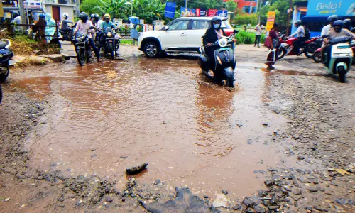 നാലാം ഗേറ്റിനടുത്ത റോഡിലെ ഗർത്തം; വർഷങ്ങളായി നിലനിൽക്കുന്ന പ്രശ്നത്തിന് ശാശ്വത പരിഹാരമില്ല നാലാം ഗേറ്റിനടുത്ത റോഡിലെ ഗർത്തം; വർഷങ്ങളായി നിലനിൽക്കുന്ന പ്രശ്നത്തിന് ശാശ്വത പരിഹാരമില്ല