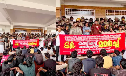 കാലിക്കറ്റില് ഭരണകാര്യാലയം ഉപരോധിച്ച് എസ്.എഫ്.ഐ കാലിക്കറ്റില് ഭരണകാര്യാലയം ഉപരോധിച്ച് എസ്.എഫ്.ഐ
