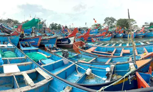 ട്രോ​ളി​ങ് നി​രോ​ധ​നം; ബോ​ട്ടു​ക​ൾ തി​രി​ച്ചു​പോ​യി​ത്തു​ട​ങ്ങി