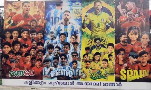 കാൽപ്പന്താവേശം തലയിലേറ്റി ആരാധകർ കാൽപ്പന്താവേശം തലയിലേറ്റി ആരാധകർ