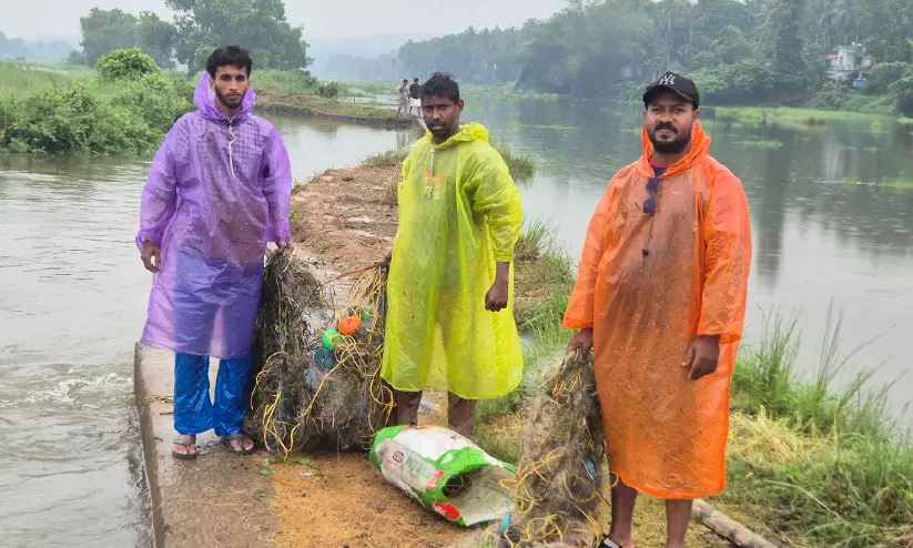 വംശനാശഭീഷണിയിൽ ആറ്റുവാള; കുത്തുവലകൾ പിടിച്ചെടുത്ത് ഉദ്യോഗസ്ഥർ വംശനാശഭീഷണിയിൽ ആറ്റുവാള; കുത്തുവലകൾ പിടിച്ചെടുത്ത് ഉദ്യോഗസ്ഥർ