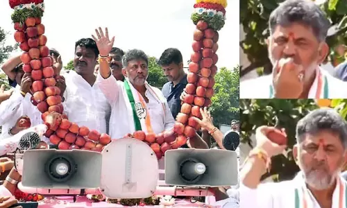 അനുയായികൾക്ക് നേരെ കടിച്ച ആപ്പിൾ എറിഞ്ഞ് മുഖ്യമന്ത്രി ഡി.കെ ശിവകുമാർ; സാമാന്യ മര്യാദയും അന്തസ്സും നിലനിർത്തണം -ബി.ജെ.പി