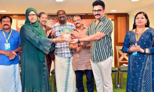 ബിജു പി. നീലീശ്വരത്തിെൻറ ‘മണൽത്തട്ട്’ പുസ്തകം പ്രകാശനം ചെയ്തു