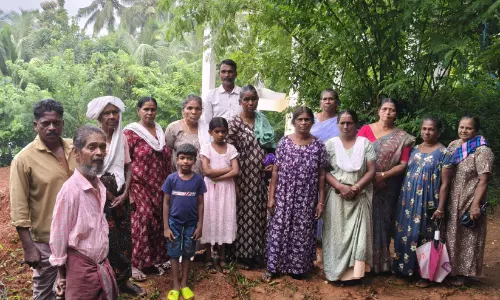 ടവർകുഴി വെള്ളാറ്റഞ്ഞൂർ ചെറുക്കുന്നിലെ കുടുംബങ്ങൾ മണ്ണിടിച്ചിൽ ഭീഷണിയിൽ ടവർകുഴി വെള്ളാറ്റഞ്ഞൂർ ചെറുക്കുന്നിലെ കുടുംബങ്ങൾ മണ്ണിടിച്ചിൽ ഭീഷണിയിൽ