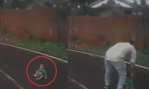 മുട്ടിലിഴഞ്ഞ് പിഞ്ചുകുഞ്ഞ് നടുറോഡിൽ, ബസ് ജീവനക്കാരുടെ സമയോചിത ഇടപെടൽ അപകടം ഒഴിവാക്കി; ഞെട്ടിക്കുന്ന ദൃശ്യങ്ങൾ പുറത്ത് മുട്ടിലിഴഞ്ഞ് പിഞ്ചുകുഞ്ഞ് നടുറോഡിൽ, ബസ് ജീവനക്കാരുടെ സമയോചിത ഇടപെടൽ അപകടം ഒഴിവാക്കി; ഞെട്ടിക്കുന്ന ദൃശ്യങ്ങൾ പുറത്ത്