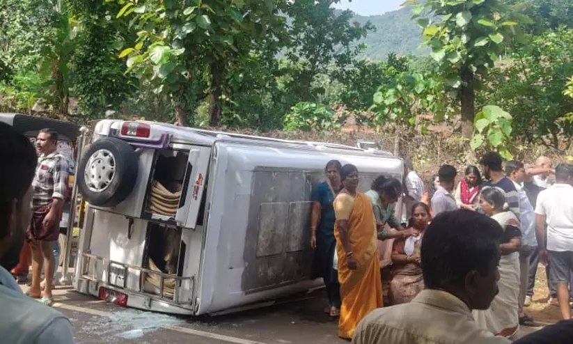 കൊട്ടിയൂരിൽ തീർഥാടകർ സഞ്ചരിച്ച ട്രാവലർ മറിഞ്ഞു, 11 പേർക്ക് പരിക്ക് കൊട്ടിയൂരിൽ തീർഥാടകർ സഞ്ചരിച്ച ട്രാവലർ മറിഞ്ഞു, 11 പേർക്ക് പരിക്ക്