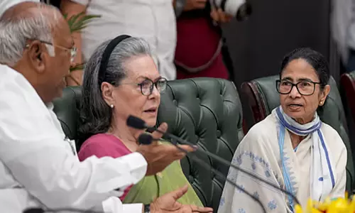 ‘കൈ’കോർക്കും, പക്ഷേ ലയനമില്ല! നിലപാട് വ്യക്തമാക്കി കോൺഗ്രസും തൃണമൂലും