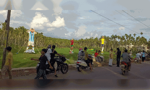 ലോ​ക ക​പ്പ് ക​ട്ടൗ​ട്ടു​ക​ൾ: അ​മ്പ​ല​ക്ക​ണ്ടി​യി​ലേ​ക്ക് ജ​ന​പ്ര​വാ​ഹം