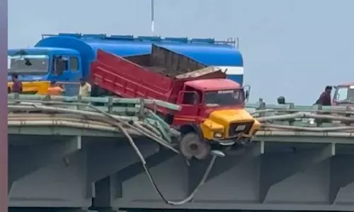 നിയന്ത്രണം വിട്ട ലോറി പാലത്തിന്റെ കൈവരിയിലേക്ക് ഇടിച്ചുകയറി