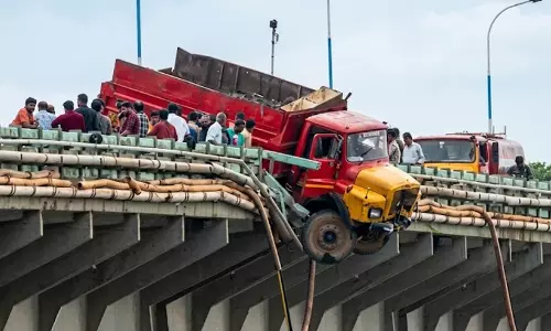 തേവര പാലത്തിൽ ടിപ്പർ ലോറി അപകടത്തിൽപ്പെട്ടു: ഗതാഗതക്കുരുക്ക്