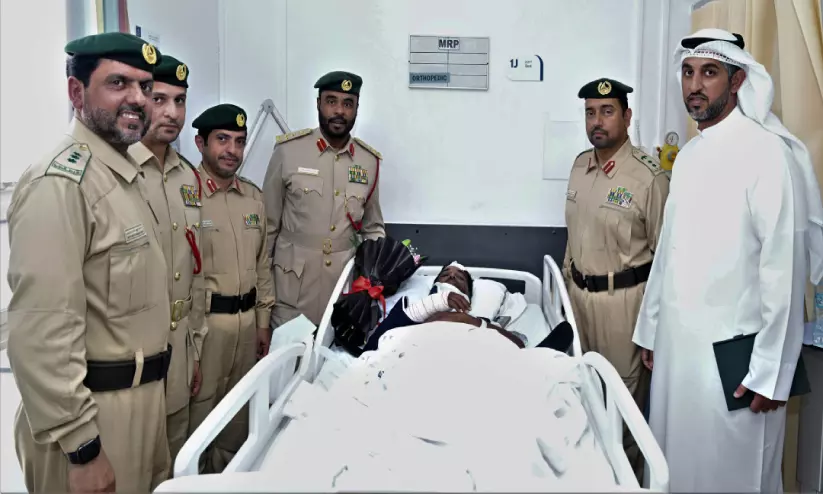 മിനിബസ് അപകടത്തിൽ പരിക്കേറ്റവരെ സന്ദർശിച്ച് ദുബൈ പൊലീസ് മിനിബസ് അപകടത്തിൽ പരിക്കേറ്റവരെ സന്ദർശിച്ച് ദുബൈ പൊലീസ്