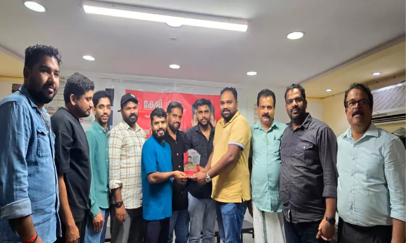 പ്രവാസം അവസാനിപ്പിച്ച് മടങ്ങുന്ന അനൂപ് ചന്ദ്രന് യാത്രയയപ്പ് നൽകി പ്രവാസം അവസാനിപ്പിച്ച് മടങ്ങുന്ന അനൂപ് ചന്ദ്രന് യാത്രയയപ്പ് നൽകി