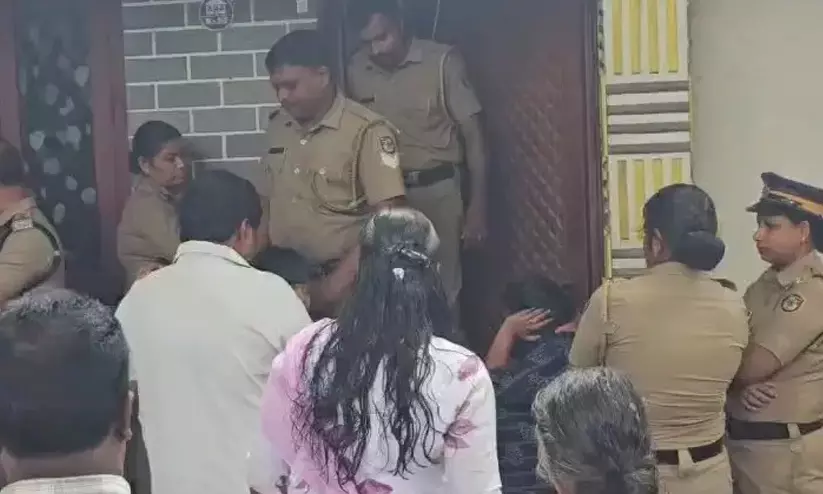 വീട് ഒഴിപ്പിക്കാനെത്തിയ ഉദ്യോഗസ്ഥർക്കും പൊലീസിനും മുന്നിൽ മണ്ണെണ്ണയൊഴിച്ച് ഏഴംഗ കുടുംബത്തിന്റെ ആത്മഹത്യ ഭീഷണി വീട് ഒഴിപ്പിക്കാനെത്തിയ ഉദ്യോഗസ്ഥർക്കും പൊലീസിനും മുന്നിൽ മണ്ണെണ്ണയൊഴിച്ച് ഏഴംഗ കുടുംബത്തിന്റെ ആത്മഹത്യ ഭീഷണി