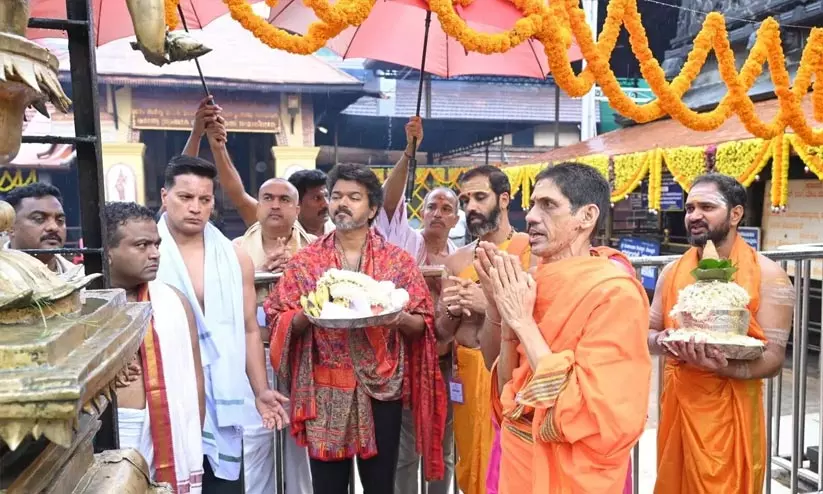 വിജയ് വക മൂകാംബികയിൽ വെള്ളി വാൾ വഴിപാട് വിജയ് വക മൂകാംബികയിൽ വെള്ളി വാൾ വഴിപാട്