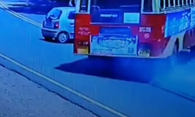 അശ്രദ്ധക്ക് ബ്രേക്കിട്ട് ആനവണ്ടി: കെ.എസ്.ആർ.ടി.സി ഡ്രൈവറുടെ മനസ്സാന്നിധ്യത്തിൽ ഒഴിവായത് വൻ ദുരന്തം അശ്രദ്ധക്ക് ബ്രേക്കിട്ട് ആനവണ്ടി: കെ.എസ്.ആർ.ടി.സി ഡ്രൈവറുടെ മനസ്സാന്നിധ്യത്തിൽ ഒഴിവായത് വൻ ദുരന്തം