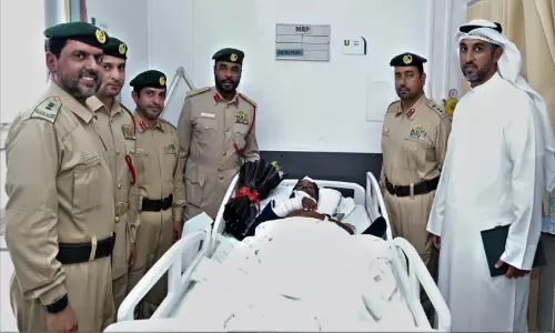 മിനിബസ് അപകടത്തിൽ പരിക്കേറ്റവരെ സന്ദർശിച്ച് ദുബൈ പൊലീസ് മിനിബസ് അപകടത്തിൽ പരിക്കേറ്റവരെ സന്ദർശിച്ച് ദുബൈ പൊലീസ്