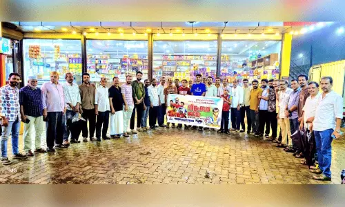 ഫു​ട്ബാ​ളാ​ര​വ​ങ്ങ​ളി​ൽ നാ​ട്; സ​ന്തോ​ഷ് ട്രോ​ഫി താ​ര​ത്തെ അ​നു​മോ​ദി​ച്ച് മൊ​ഗ്രാ​ൽ ദേ​ശീ​യ​വേ​ദി