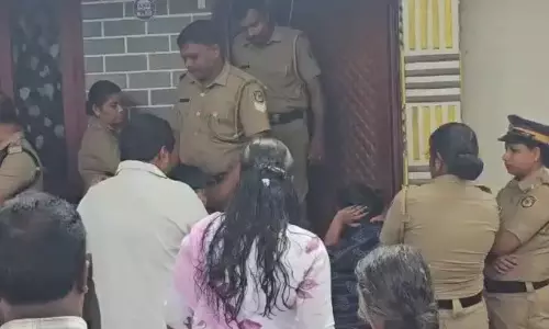 വീട് ഒഴിപ്പിക്കാനെത്തിയ ഉദ്യോഗസ്ഥർക്കും പൊലീസിനും മുന്നിൽ മണ്ണെണ്ണയൊഴിച്ച് ഏഴംഗ കുടുംബത്തിന്റെ ആത്മഹത്യ ഭീഷണി