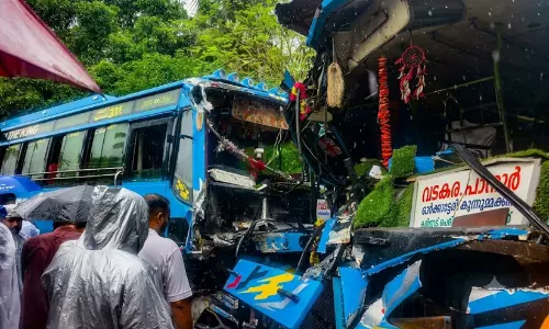 ഓർക്കാട്ടേരിയിൽ സ്വകാര്യ ബസുകൾ കൂട്ടിയിടിച്ചു: 30 ഓളം പേർക്ക് പരിക്ക്