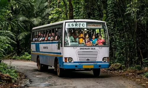 കെ.എസ്.ആർ.ടി.സിയിൽ സൗജന്യ യാത്ര: ബസുകൾ തിരിച്ചറിയാൻ പ്രിയദർശിനി സ്റ്റിക്കർ പതിപ്പിക്കും