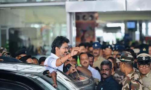 തമിഴ്‌നാട് മുഖ്യമന്ത്രി വിജയ്ക്ക് ജയ് വിളി; കരിങ്കൊടി
