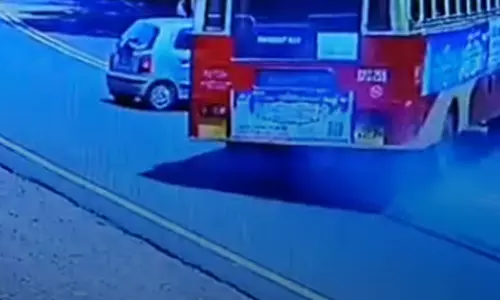 അശ്രദ്ധക്ക് ബ്രേക്കിട്ട് ആനവണ്ടി: കെ.എസ്.ആർ.ടി.സി ഡ്രൈവറുടെ മനസ്സാന്നിധ്യത്തിൽ ഒഴിവായത് വൻ ദുരന്തം