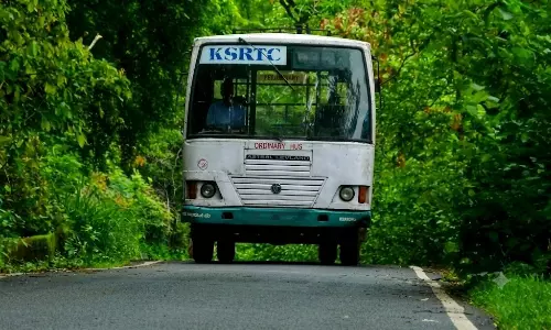പ്രിയദർശിനി ബസിന്‍റെ ടയർ പൊട്ടി പ്ലാറ്റ് ഫോം തകർന്നു: യാത്രക്കാരിയുടെ കാലിന്‍റെ എല്ല് പുറംതള്ളിയ നിലയിൽ