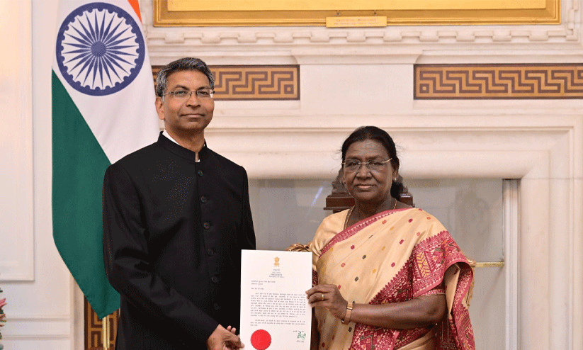 രാഷ്ട്രപതിയിൽ നിന്ന് അധികാരപത്രം ഏറ്റുവാങ്ങി; ഒമാനിലെ പുതിയ ഇന്ത്യൻ അംബാസഡർ പ്രശാന്ത് പിസെ ഉടൻ ചുമതലയേൽക്കും രാഷ്ട്രപതിയിൽ നിന്ന് അധികാരപത്രം ഏറ്റുവാങ്ങി; ഒമാനിലെ പുതിയ ഇന്ത്യൻ അംബാസഡർ പ്രശാന്ത് പിസെ ഉടൻ ചുമതലയേൽക്കും