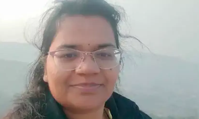 കൈക്കുഞ്ഞിനെയും കൊണ്ട് യുവതി കെട്ടിടത്തിന്റെ ആറാം നിലയിൽ നിന്നും ചാടി; കുഞ്ഞ് രക്ഷപ്പെട്ടത് തലനാഴിരക്ക് കൈക്കുഞ്ഞിനെയും കൊണ്ട് യുവതി കെട്ടിടത്തിന്റെ ആറാം നിലയിൽ നിന്നും ചാടി; കുഞ്ഞ് രക്ഷപ്പെട്ടത് തലനാഴിരക്ക്