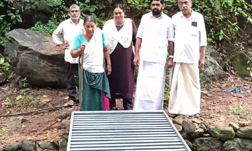 സർക്കാർ ഉത്തരവ് തടസ്സമായി: നടപ്പാലം നിർമിച്ചുനൽകി പഞ്ചായത്തംഗം സർക്കാർ ഉത്തരവ് തടസ്സമായി: നടപ്പാലം നിർമിച്ചുനൽകി പഞ്ചായത്തംഗം