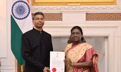 രാഷ്ട്രപതിയിൽ നിന്ന് അധികാരപത്രം ഏറ്റുവാങ്ങി; ഒമാനിലെ പുതിയ ഇന്ത്യൻ അംബാസഡർ പ്രശാന്ത് പിസെ ഉടൻ ചുമതലയേൽക്കും