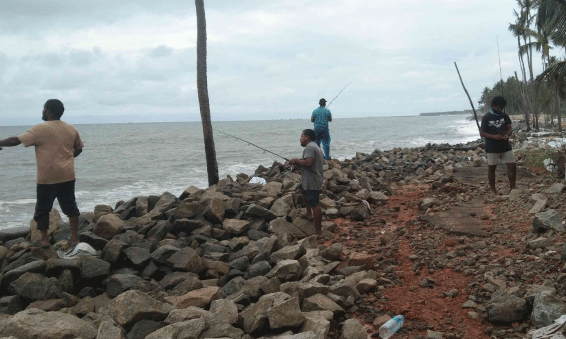 പൊക്കാഞ്ചേരി ബീച്ചിലും ഫസൽ നഗറിലും കടലാക്രമണം രൂക്ഷം പൊക്കാഞ്ചേരി ബീച്ചിലും ഫസൽ നഗറിലും കടലാക്രമണം രൂക്ഷം