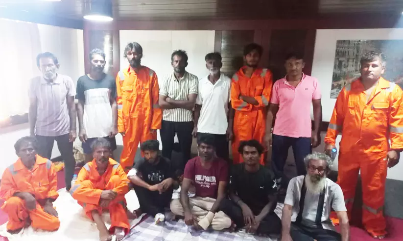 ഒമാൻ തീരത്ത് ഇന്ത്യൻ ചരക്കുകപ്പൽ മുങ്ങി; 14 ജീവനക്കാരെയും രക്ഷപ്പെടുത്തി ഒമാൻ തീരത്ത് ഇന്ത്യൻ ചരക്കുകപ്പൽ മുങ്ങി; 14 ജീവനക്കാരെയും രക്ഷപ്പെടുത്തി