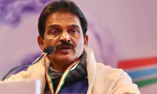സി.പി.എം രാഹുൽ ഗാന്ധിയെ വിമർശിക്കുന്നത് തികഞ്ഞ പരിഹാസ്യം; മുഖം വികൃതമായതിന് കണ്ണാടി തല്ലിപ്പൊട്ടിക്കുന്ന അബദ്ധമാണ് സി.പി.എമ്മിന്റേതെന്നും കെ.സി. വേണുഗോപാൽ സി.പി.എം രാഹുൽ ഗാന്ധിയെ വിമർശിക്കുന്നത് തികഞ്ഞ പരിഹാസ്യം; മുഖം വികൃതമായതിന് കണ്ണാടി തല്ലിപ്പൊട്ടിക്കുന്ന അബദ്ധമാണ് സി.പി.എമ്മിന്റേതെന്നും കെ.സി. വേണുഗോപാൽ
