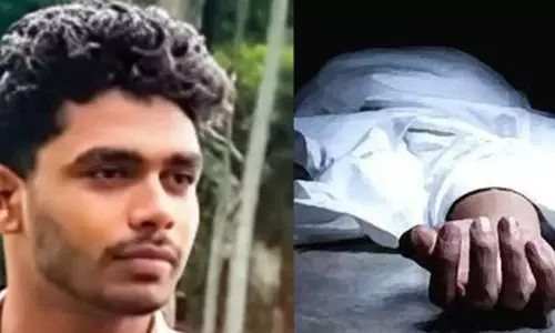 അവധിക്ക് നാട്ടിലെത്തിയ പ്രവാസി യുവാവ് പെ​ൺ​സു​ഹൃ​ത്തി​ന്റെ വീ​ട്ടി​ൽ മ​രി​ച്ച നി​ല​യി​ൽ