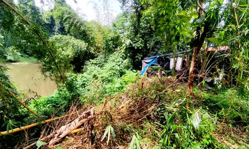 തീരമിടിയുന്നു; ആശങ്കയിൽ കുടുംബങ്ങൾ