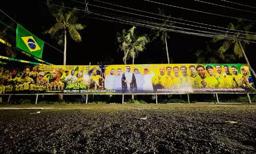 കയ്പമംഗലത്ത് വർണാഭമായ റാലി; 100 അടി നീളമുള്ള ഫ്ലക്സും
