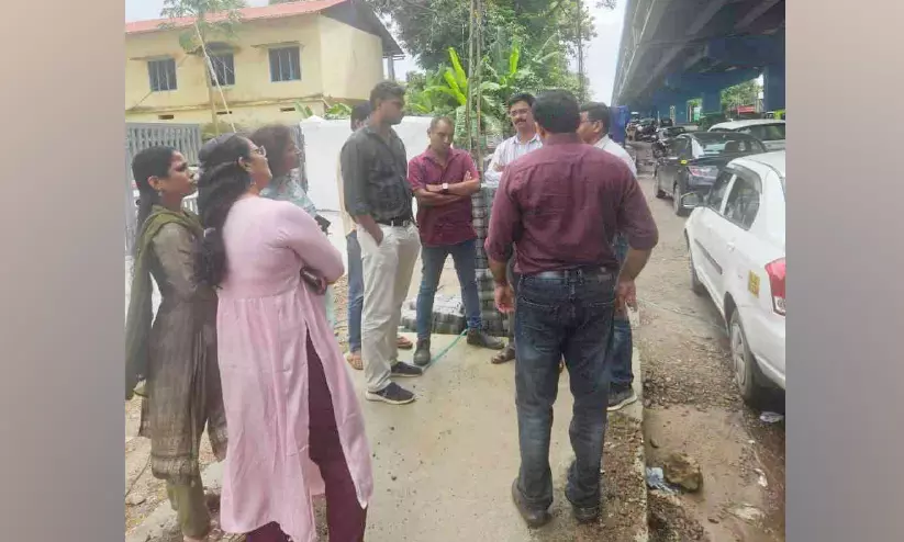 അരൂർ -തുറവൂർ ഉയരപ്പാത നിർമാണം; ദേശീയപാതയിൽ ശുദ്ധജല വിതരണ പൈപ്പ് മാറ്റിസ്ഥാപിച്ചുതുടങ്ങി അരൂർ -തുറവൂർ ഉയരപ്പാത നിർമാണം; ദേശീയപാതയിൽ ശുദ്ധജല വിതരണ പൈപ്പ് മാറ്റിസ്ഥാപിച്ചുതുടങ്ങി