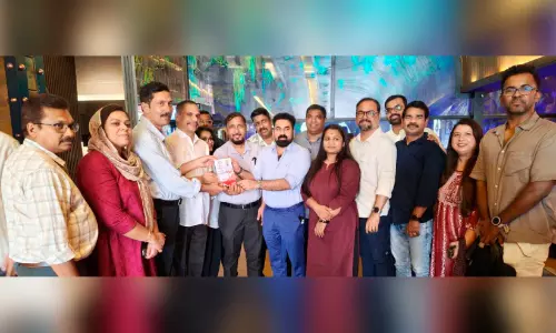 28 വർഷത്തെ പ്രവാസജീവിതം അവസാനിപ്പിച്ച് നാട്ടിലേക്ക് മടങ്ങുന്ന മാധ്യമപ്രവർത്തകൻ ഇ.ടി. പ്രകാശിന് യു.എ.ഇയിൽ യാത്രയയപ്പ് 28 വർഷത്തെ പ്രവാസജീവിതം അവസാനിപ്പിച്ച് നാട്ടിലേക്ക് മടങ്ങുന്ന മാധ്യമപ്രവർത്തകൻ ഇ.ടി. പ്രകാശിന് യു.എ.ഇയിൽ യാത്രയയപ്പ്