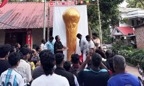 കാവിൻപടിയിൽ 12 അടി ഉയരമുള്ള ലോകകപ്പ് മാതൃക ഒരുക്കി കാവിൻപടിയിൽ 12 അടി ഉയരമുള്ള ലോകകപ്പ് മാതൃക ഒരുക്കി