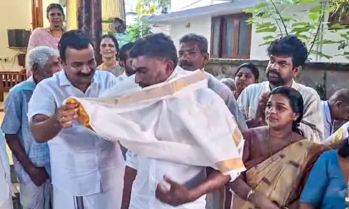 മറ്റത്തൂരില് പുഴയിലകപ്പെട്ട അമ്മയെയും മകളെയും രക്ഷിച്ചവര്ക്ക് ആദരം മറ്റത്തൂരില് പുഴയിലകപ്പെട്ട അമ്മയെയും മകളെയും രക്ഷിച്ചവര്ക്ക് ആദരം