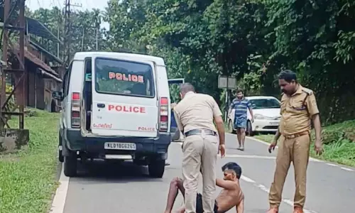 കഞ്ചാവ് ലഹരിയിൽ വീട്ടിൽ ആത്മഹത്യശ്രമം; യുവാവ് പിടിയിൽ കഞ്ചാവ് ലഹരിയിൽ വീട്ടിൽ ആത്മഹത്യശ്രമം; യുവാവ് പിടിയിൽ