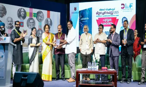 ഡോ. സാബു കെ.സിയുടെ കവിതാസമാഹാരം ‘ഹർഷവർഷം’ ഖത്തറിൽ പ്രകാശനം ചെയ്തു ഡോ. സാബു കെ.സിയുടെ കവിതാസമാഹാരം ‘ഹർഷവർഷം’ ഖത്തറിൽ പ്രകാശനം ചെയ്തു