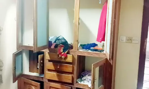 അടച്ചിട്ട വീട്ടിൽ മോഷണം; നാല് ലക്ഷം രൂപ കവർന്നു അടച്ചിട്ട വീട്ടിൽ മോഷണം; നാല് ലക്ഷം രൂപ കവർന്നു